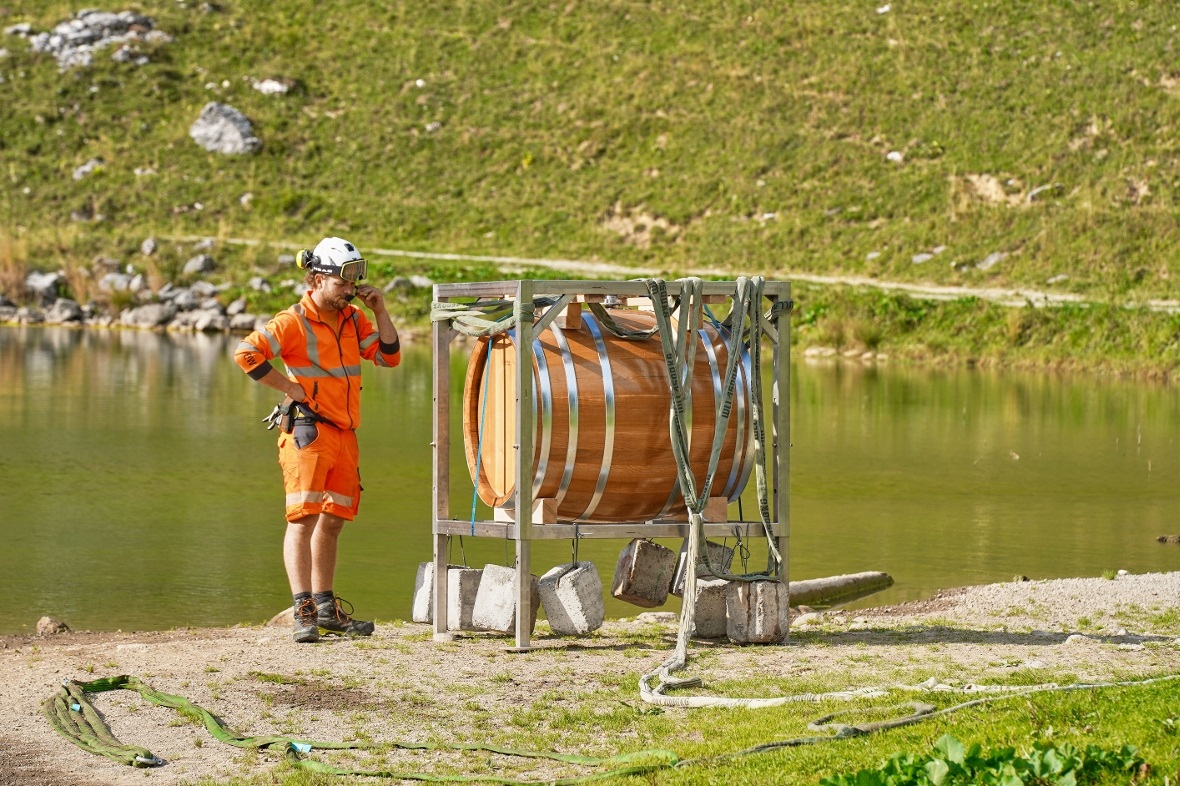 Ungeplanter Zwischenhalt: Da das Fass beim ersten Versuch nicht zum Seegrund abs...