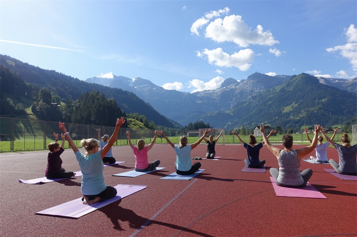 Unter Anleitung von Christine Kunz-Annen fand die Yoga-Woche unter freiem Himmel, mit Blick Richtung Talabschluss, bei Vogelgezwitscher und Sonnenschein einen stimmigen Abschluss.