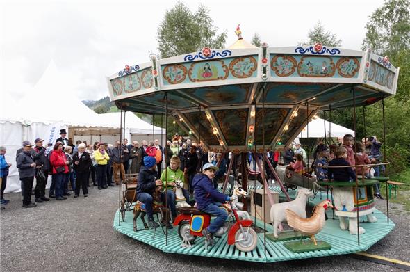 Unter den Augen der geladenen Gäste und OK-Präsident Beat Kuhnen im Zylinder wurde das historische Karussell erstmals offiziell in Betrieb genommen – ganz zur Freude aller anwesenden grossen und kleinen Gäste.