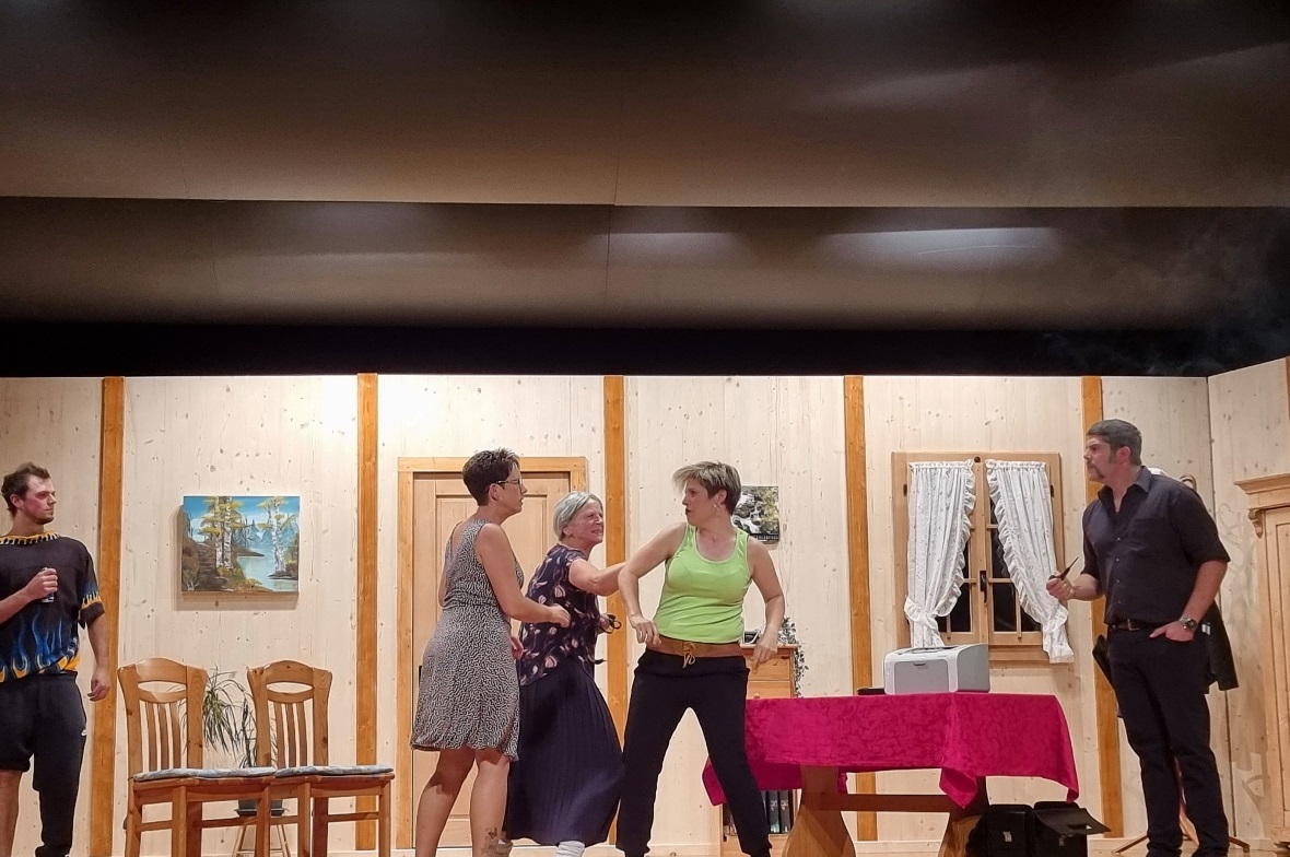 Uraufführung «Ketschöp»: Intrigen und Verwicklungen Unter den Damen brach heftiges Gerangel aus: Lisa (Sandra Moser), Klara (Margrit Schranz), Sarah (Silvia Karlen) und Fahnder Flück (Joël Poschung).