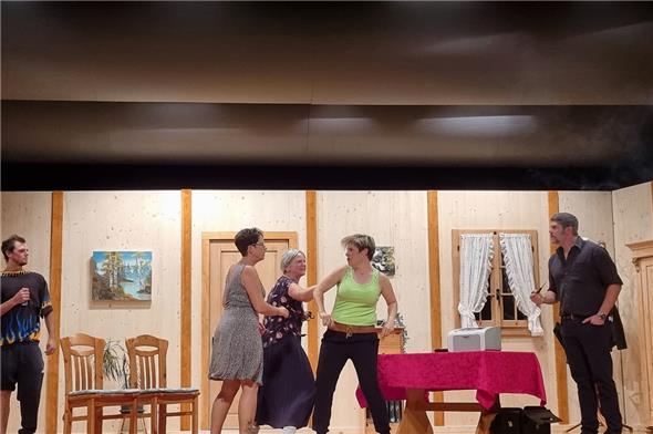 Unter den Damen brach heftiges Gerangel aus: Lisa (Sandra Moser), Klara (Margrit Schranz), Sarah (Silvia Karlen) und Fahnder Flück (Joël Poschung).