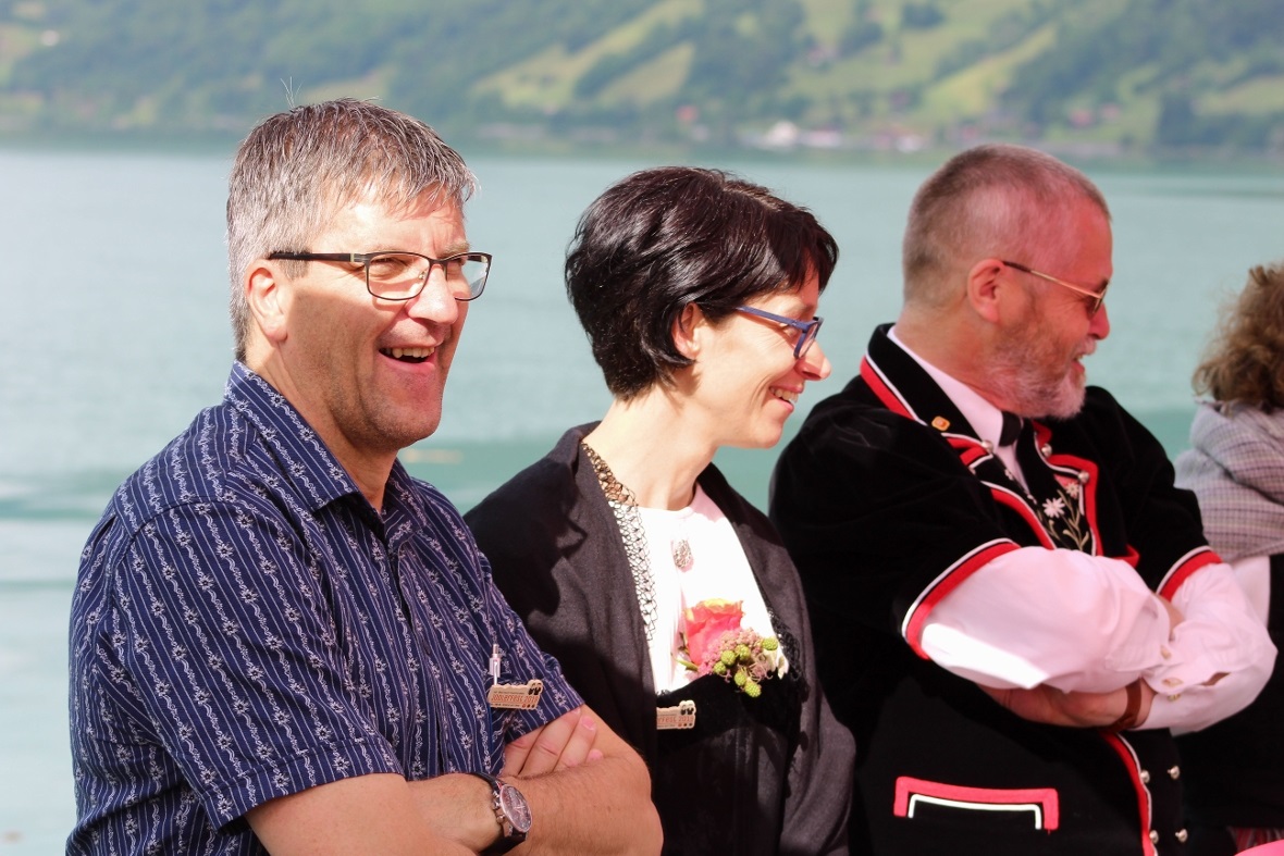 Unter den Gästen: Der herzhaft-freundliche Erich Frey und seine Frau, der seine ...