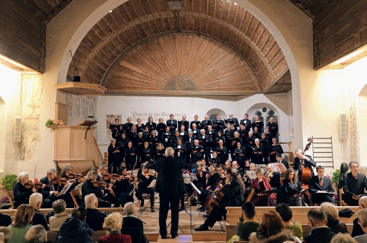 Unter der Leitung von Klaus Burkhalter vermittelte der Cantate Chor Zweisimmen zusammen mit dem sitzenden Solistenquartett sowie dem Orchester der Zweisimmer Konzerte bezaubernd und ergreifend pure Klangschönheit.