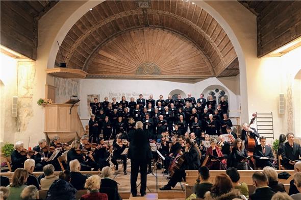 Unter der Leitung von Klaus Burkhalter vermittelte der Cantate Chor Zweisimmen zusammen mit dem sitzenden Solistenquartett sowie dem Orchester der Zweisimmer Konzerte bezaubernd und ergreifend pure Klangschönheit.