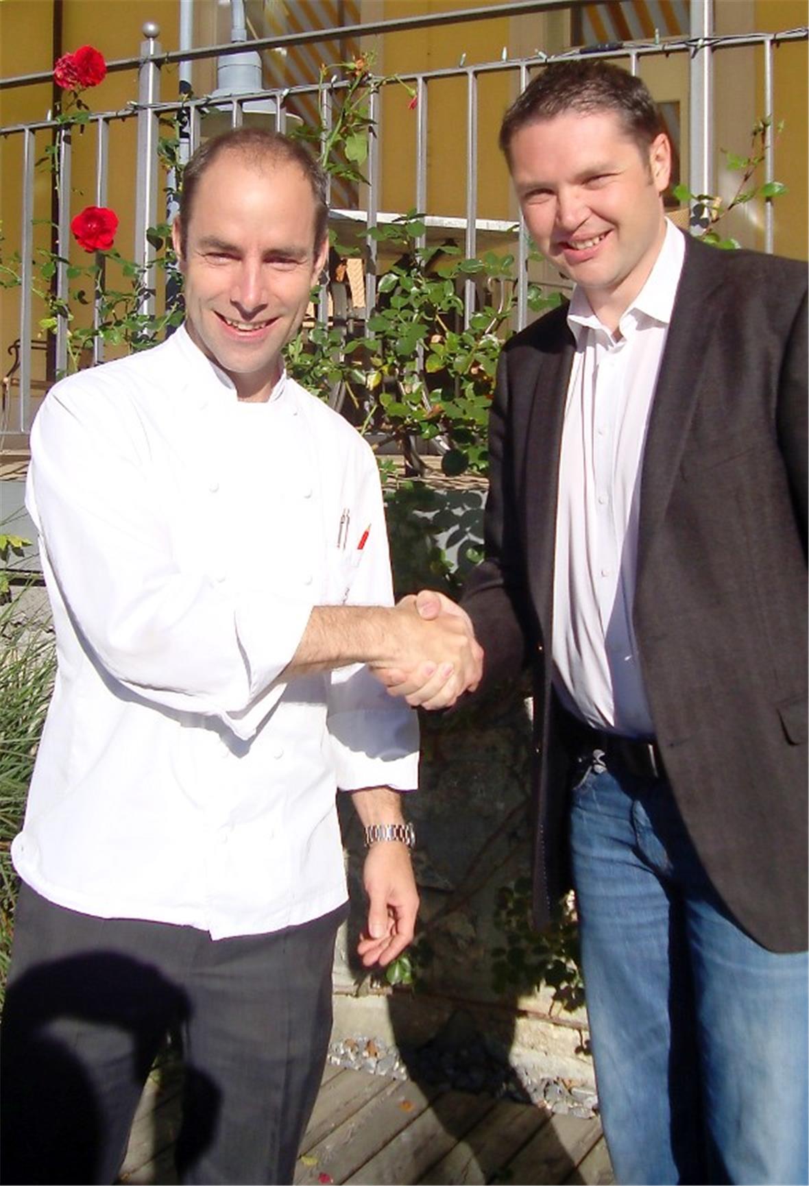 Unter der strahlenden Lenker Sonne gratuliert Lenkerhof Direktor Jan Stiller (rechts) Küchenchef Jan Leimbach für die 17 Gault Millau Punkte. Bravo!