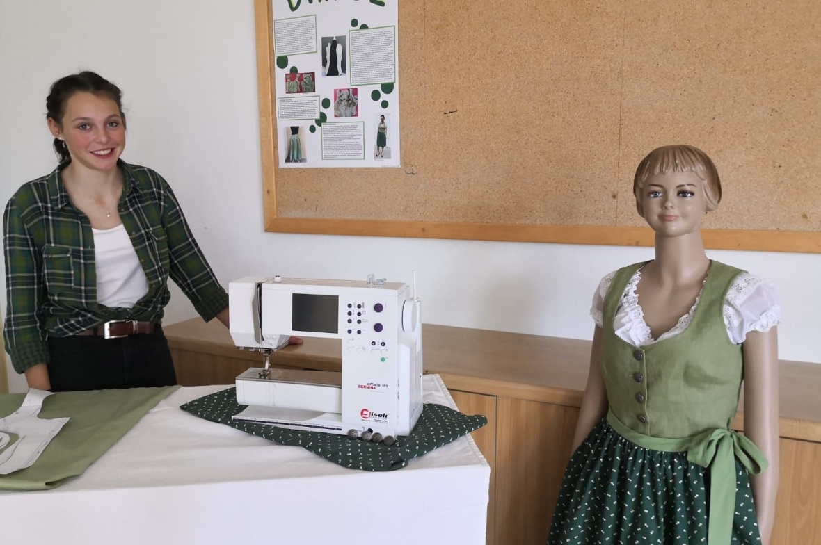 Unter fachkundiger Begleitung der Werklehrerin ist ein schmuckes Dirndl entstand...
