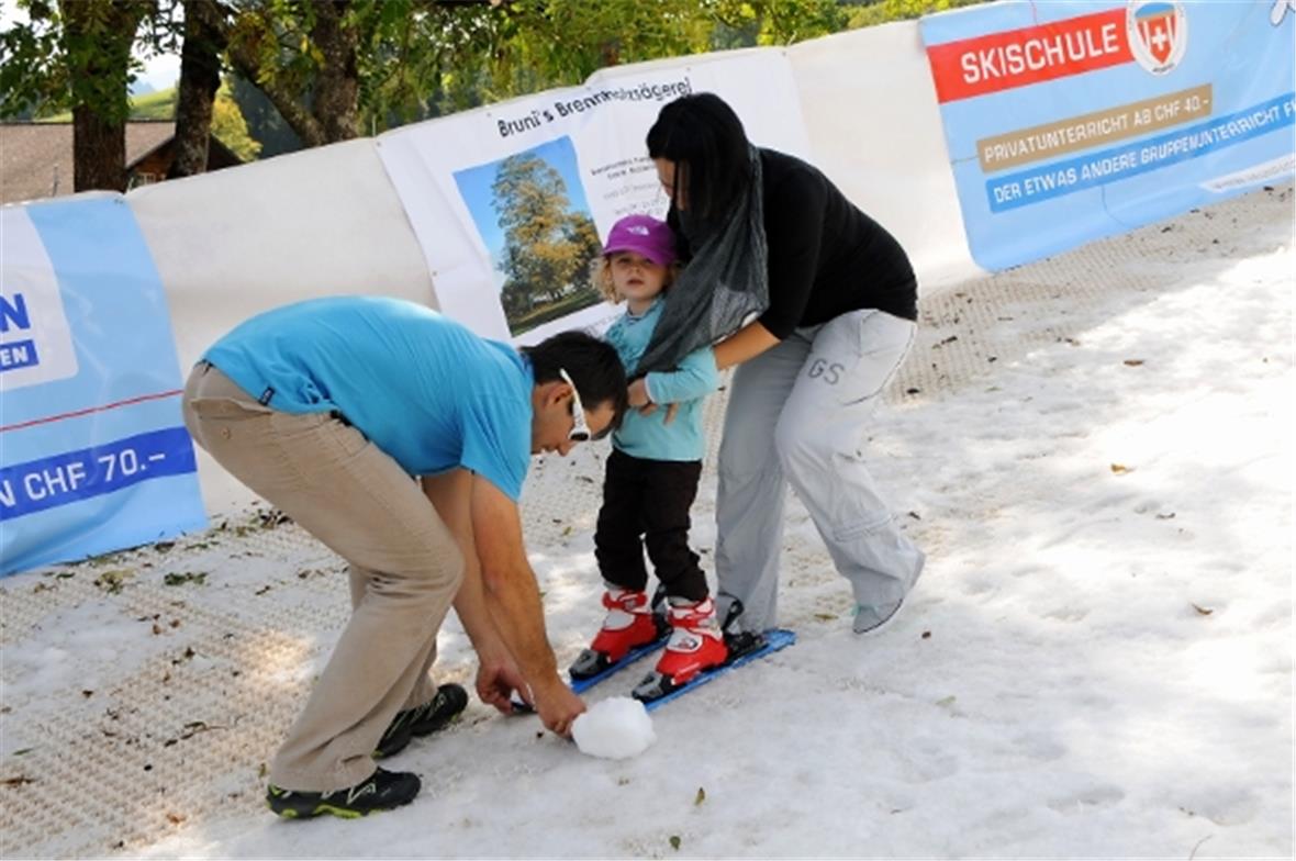Unter kundiger Leitung die ersten Fahrversuche bei etwas schwierigen Bedingungen auf der Schneerampe der IG Jaunpass.
