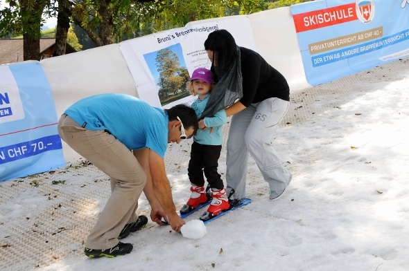 Unter kundiger Leitung die ersten Fahrversuche bei etwas schwierigen Bedingungen auf der Schneerampe der IG Jaunpass.