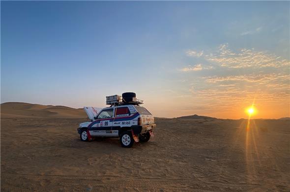 Unterwegs mit dem alten Panda in den endlosen Weiten der Wüsten Marokkos.