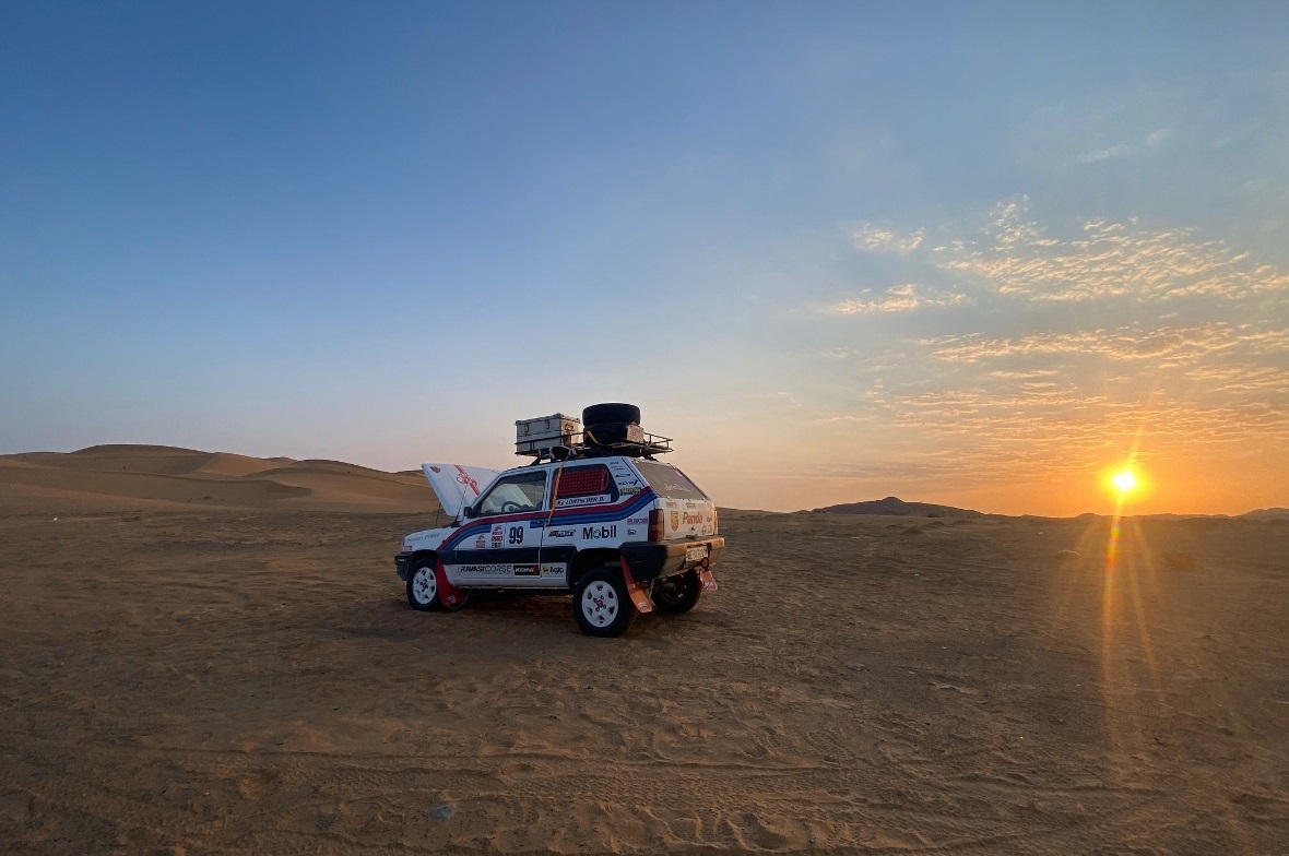 Unterwegs mit dem alten Panda in den endlosen Weiten der Wüsten Marokkos.