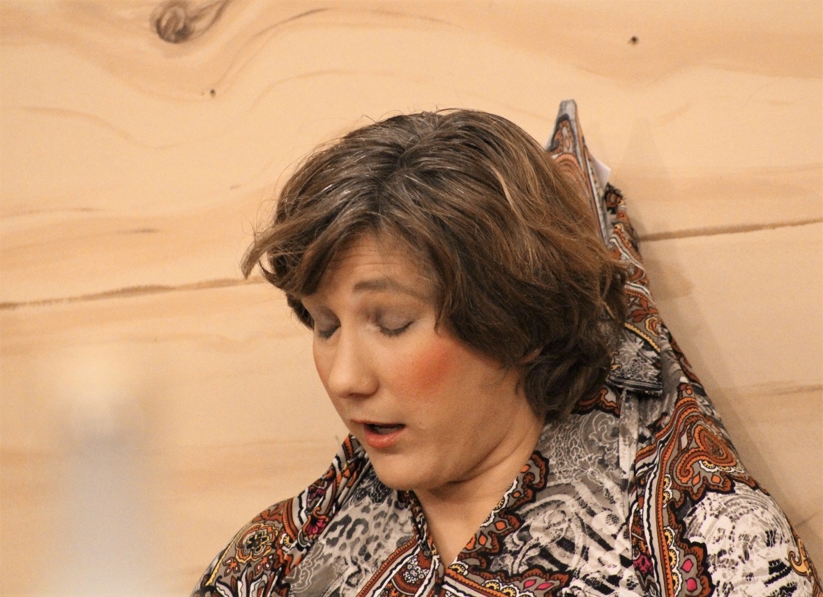 Urkomisch mit einer skurrilen Note: «S’Waschlywyb Rosa» (Käthi Maurer) wird zur ...