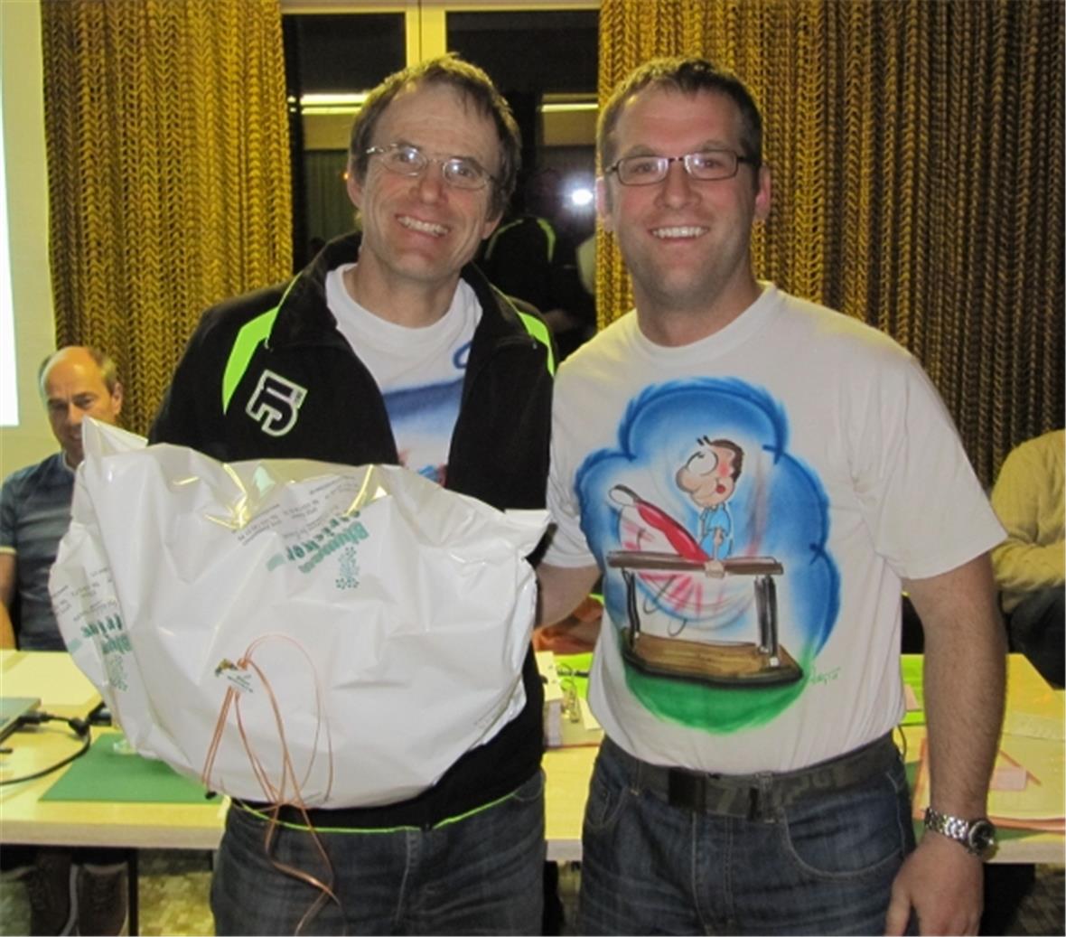 Urs Burkhalter (links) wird zum neuen Ehrenmitglied ernannt