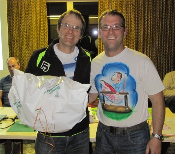 Urs Burkhalter (links) wird zum neuen Ehrenmitglied ernannt