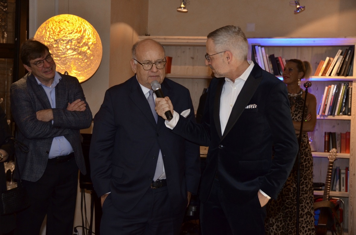 Urs Heller (Chefredaktor Gault Millau Schweiz) spricht während seiner Rede loben...