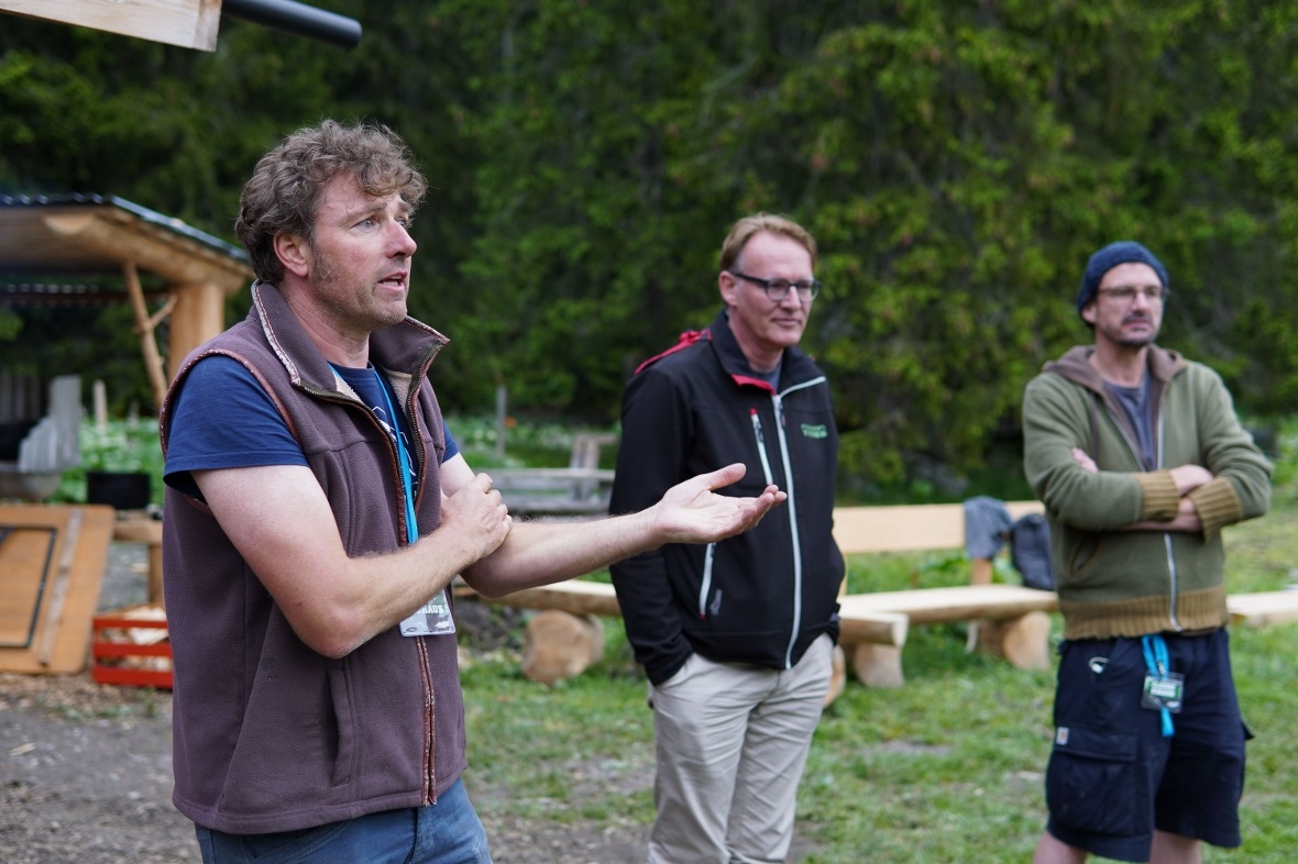 Urs Neuhaus, Betreiber des Tipicamp bei der Diskussionsrunde mit den Teilnehmern...