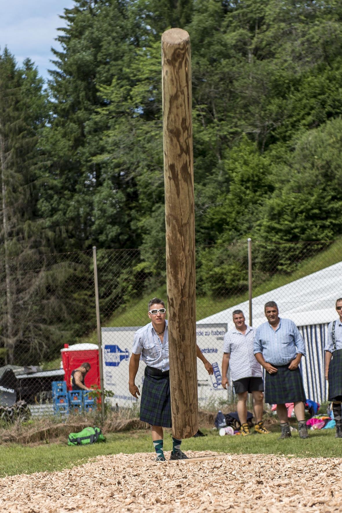 Urs Neukomm (Springenboden) beim Baumstamm werfen