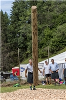 Urs Neukomm (Springenboden) beim Baumstamm werfen