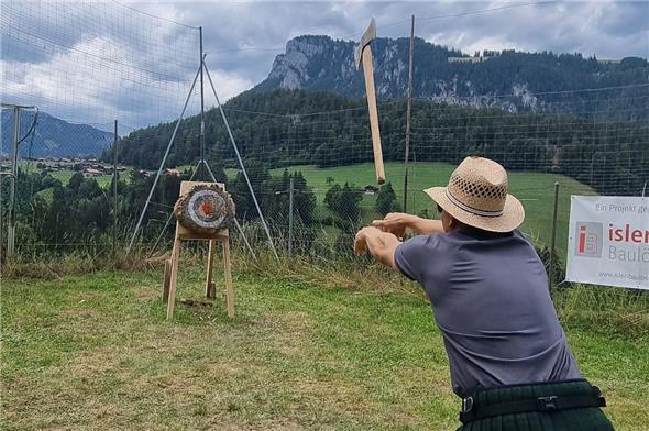 Urs Neukomm beim Axtwerfen.
