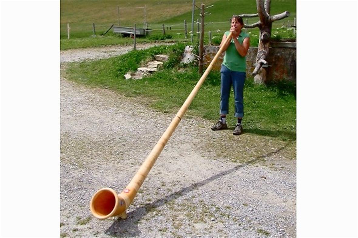 Ursula Heimberg spielt zum Abschied das Alphorn