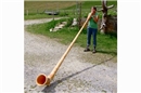 Ursula Heimberg spielt zum Abschied das Alphorn