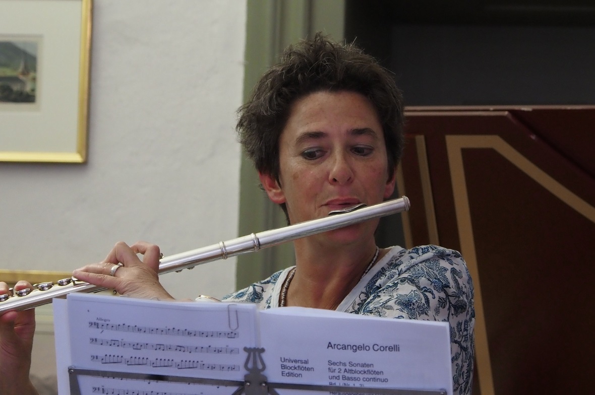 Ursula Magni (Tochter von Klaus Burkhalter) mit der Flöte.