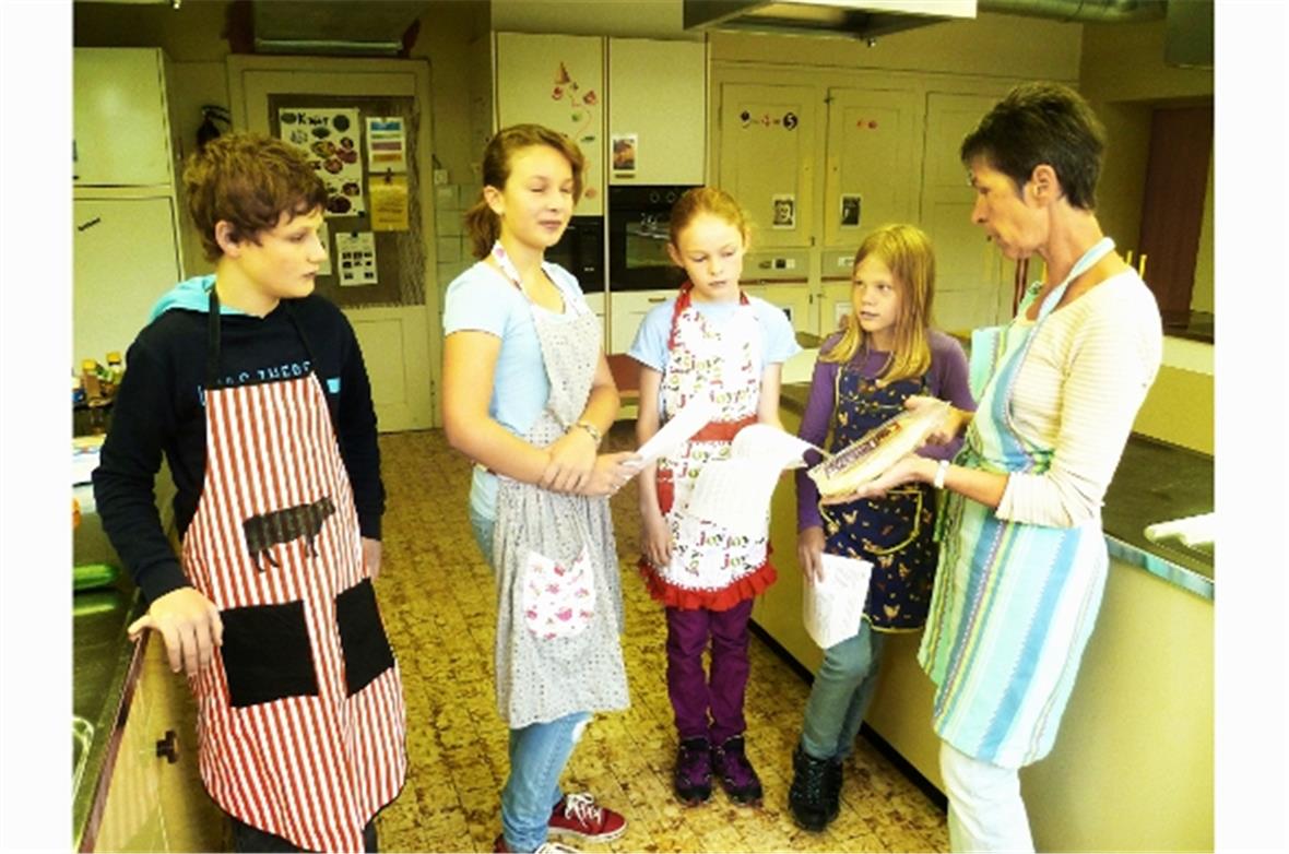 Ursula Spycher Sumi erläutert das Wesen des Fladenbrots (Naah).