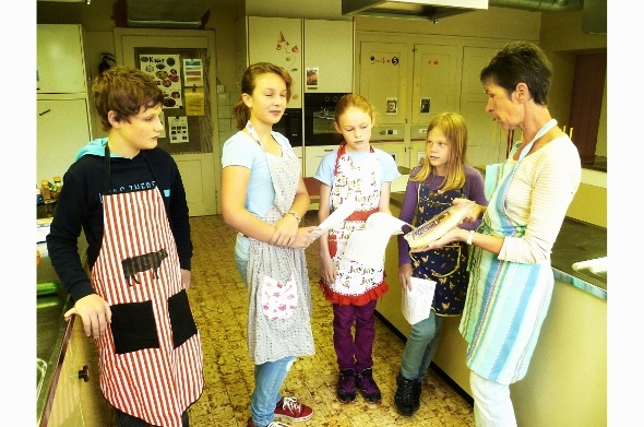 Ursula Spycher Sumi erläutert das Wesen des Fladenbrots (Naah).