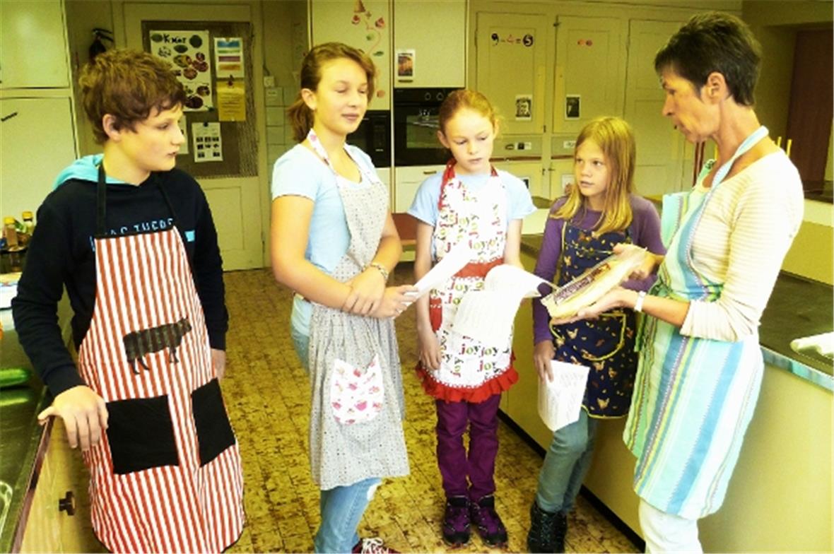Ursula Spycher Sumi erläutert das Wesen des Fladenbrots (Naah).