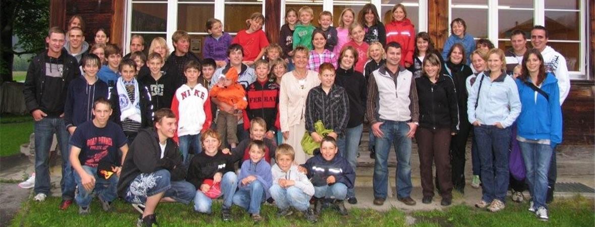 Ursula Wagner mit aktuellen und ehemaligen SchülerInnen.