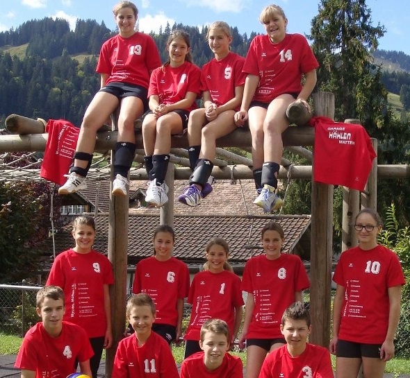 U.v.l.: Sven Ziörjen, Tom Grütter, Yann Ziörjen, Marcel Grütter; m.v.l.: Sarah Lanz, Naomi Matti, Nadine Lanz, Tabea Zeller, Célia Matti; o.v.l.: Noemi Fehr, Carmen Christeler, Zenia Hunziker, Marianne Sulliger. Es fehlen Gina Müller und Yasmin Rösti.