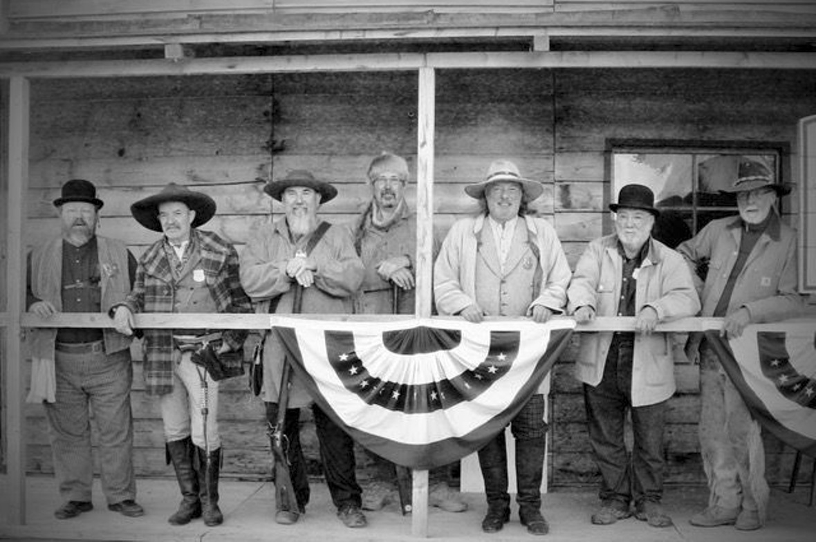 Uwe Schneider (Mitte) von den Pistolenschützen Boltigen und Robert Supper (Zweiter von rechts), langjähriger Organisator mit weiteren Westernfreunden.