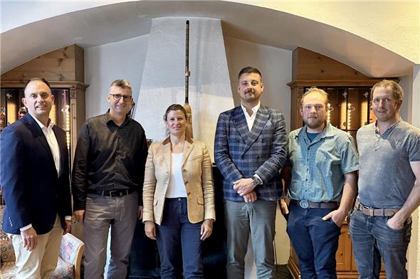 VR und Geschäftsleitung der LST AG: Volker Herzog (zukünftiger Marketingleiter), Lukas Eichenberger (VR-Präsident), Helena Galanakis (Geschäftsführerin), Christian Burkhard (VR-Mitglied, neu), Lukas Zeller (VR-Mitglied, neu) sowie Hansjürg Gobeli (Präsident Bauernvereinigung Obersimmental).