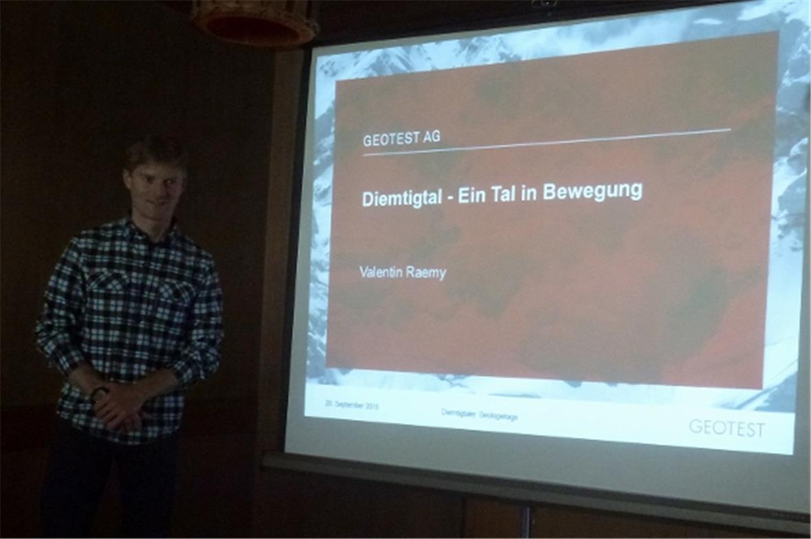 Valentin Raemy, Mitarbeiter der Geotst AG, beim Vortrag.