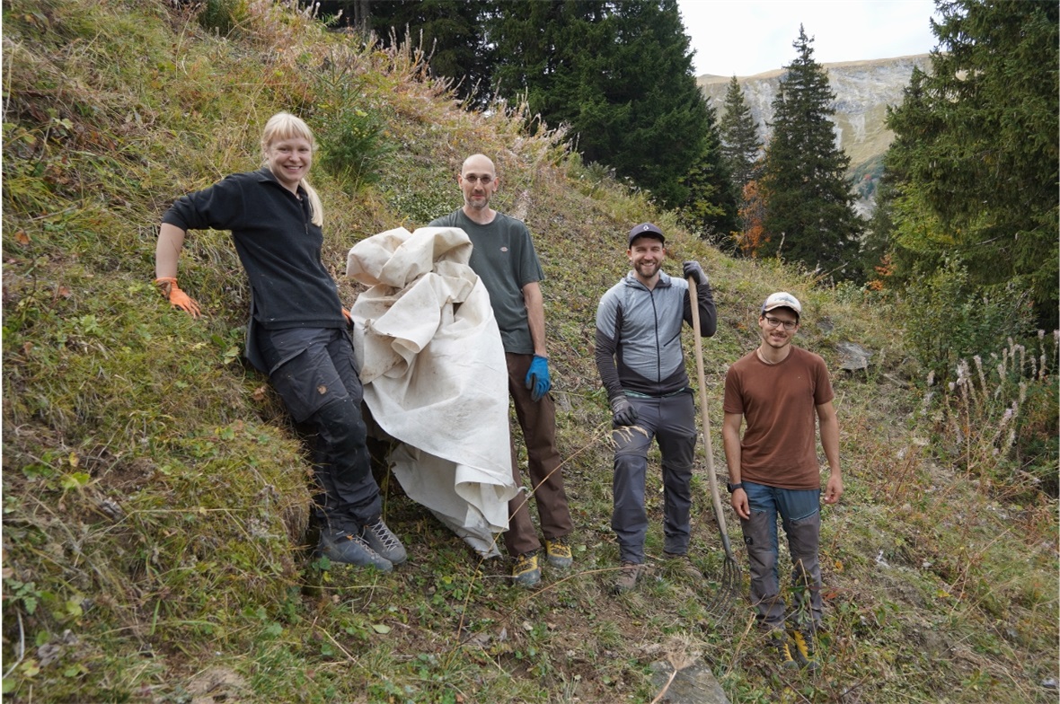 Valeria, Alban und Pascal packten tüchtig an. Rechts Projektleiter Andri Bandli.