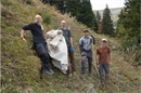 Valeria, Alban und Pascal packten tüchtig an. Rechts Projektleiter Andri Bandli.