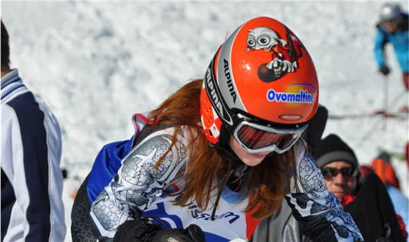 Valerie Käch vom SC Homberg am Start – ihr Vorbild ist dem Helm nach nicht schwer zu erraten.