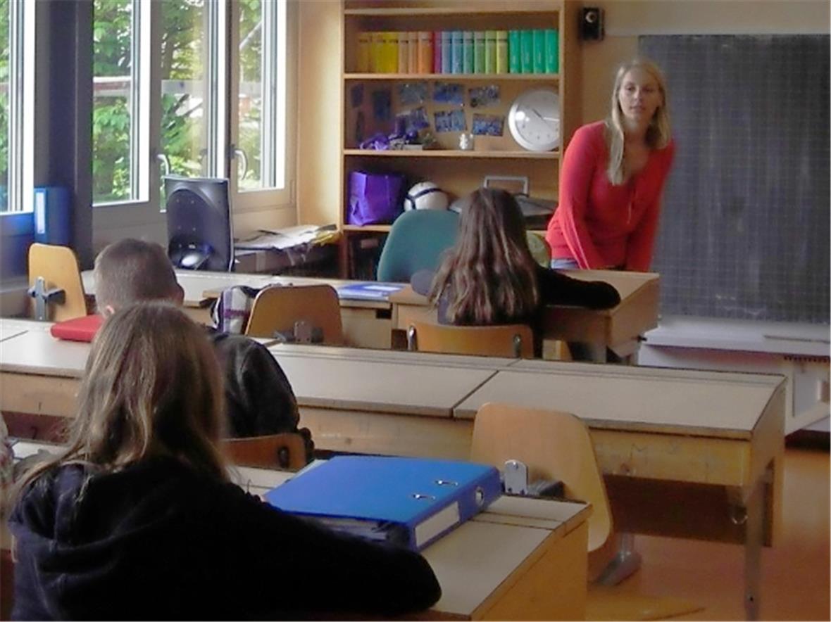 Valérie Perreten erläutert der Klasse die neuen Mathematikaufgaben