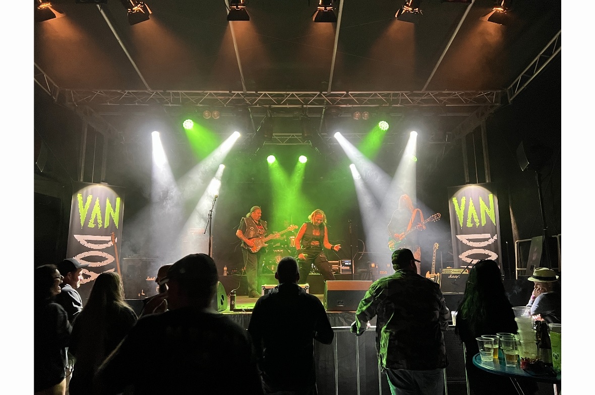 VanDox: Vanessa und ihre Jungs von VanDox liessen das MOA 2025 würdig ausklingen...