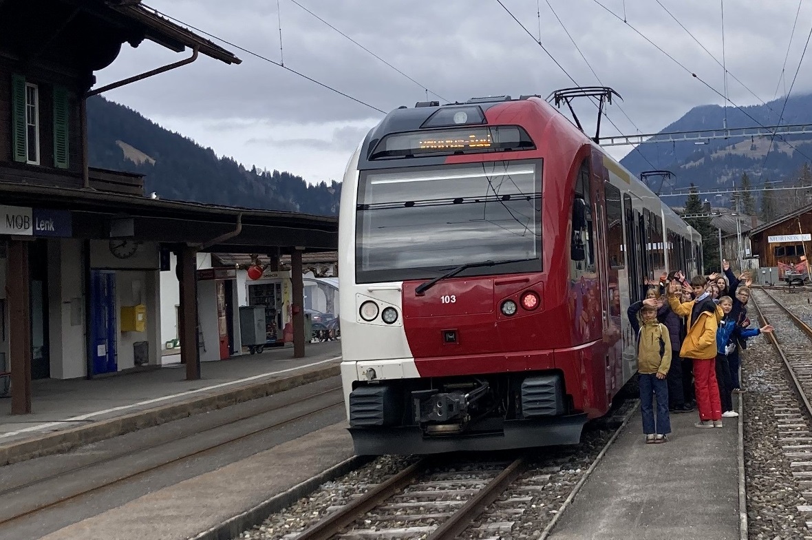 Vaulruz kommt mit dem eigenen Zug ins Skilager an die Lenk, wohl einmalig im Alpenraum. Der rotgepunktete TPF Zug hat ab Montbovon MOB-Gastrecht.