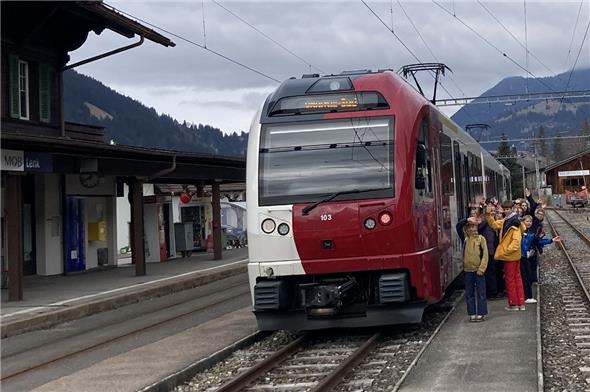Vaulruz kommt mit dem eigenen Zug ins Skilager an die Lenk, wohl einmalig im Alpenraum. Der rotgepunktete TPF Zug hat ab Montbovon MOB-Gastrecht.