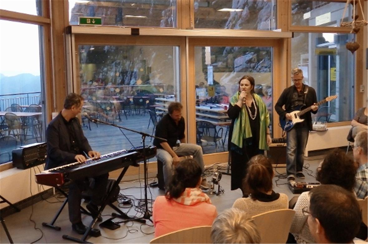 Vera Kaa begeisterte mit ihren Musikern das Publikum auf dem Stockhorn.