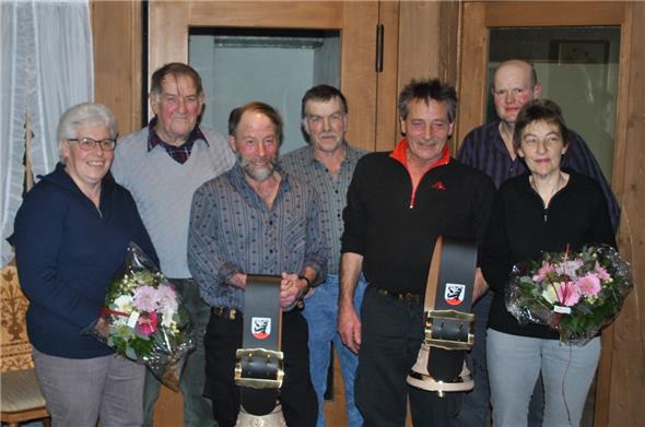 Verabschiedung der langjährigen Hirte-Familien Käthi und Walter Bieri sowie Kari und Marlies Bieri, Hinten die ehemaligen Allmendvögte Jürg Siegenthaler und Hans Gobeli sowie der amtierende Allmendvogt Hanspeter Hirschi.