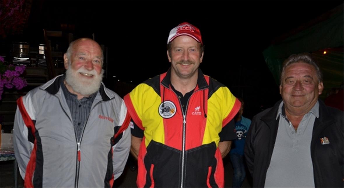 Verbandspräsident Manfred Schenk zeichnete Standartgewehrschützen Christian Kummer, Krattigen und Sturmgewehr-90-Schütze Hansruedi Fankhauser, Erlenbach als Festsieger aus.