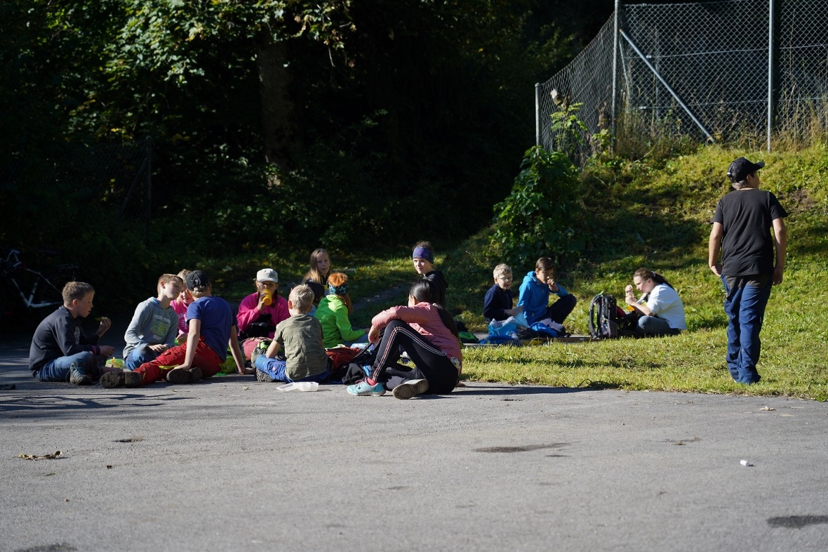 Verdiente Pause bei den Schülern der 5./6. Klasse Boltigen.