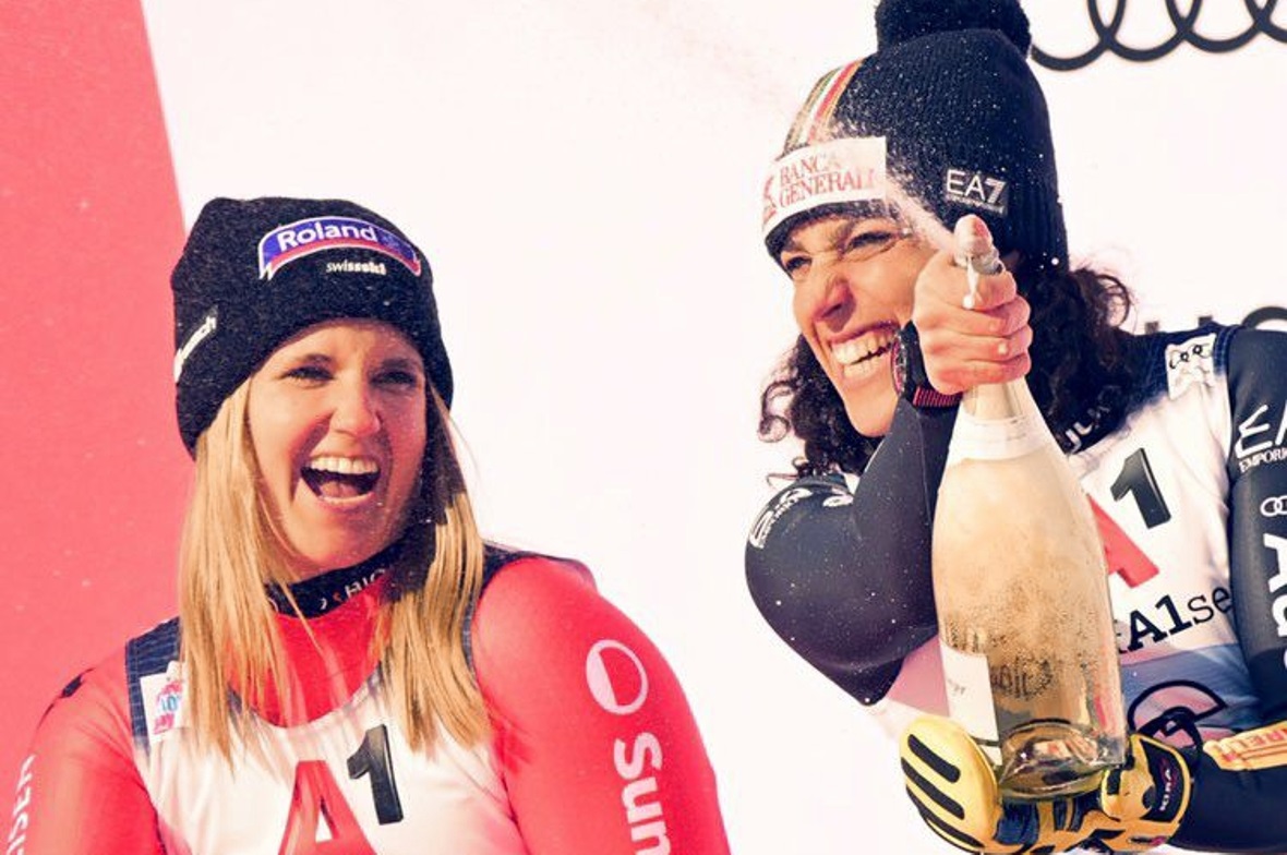 Verdienter Champagner für die Lenkerin Joana Hählen zusammen mit Siegerin Federica Brignone aus Italien.