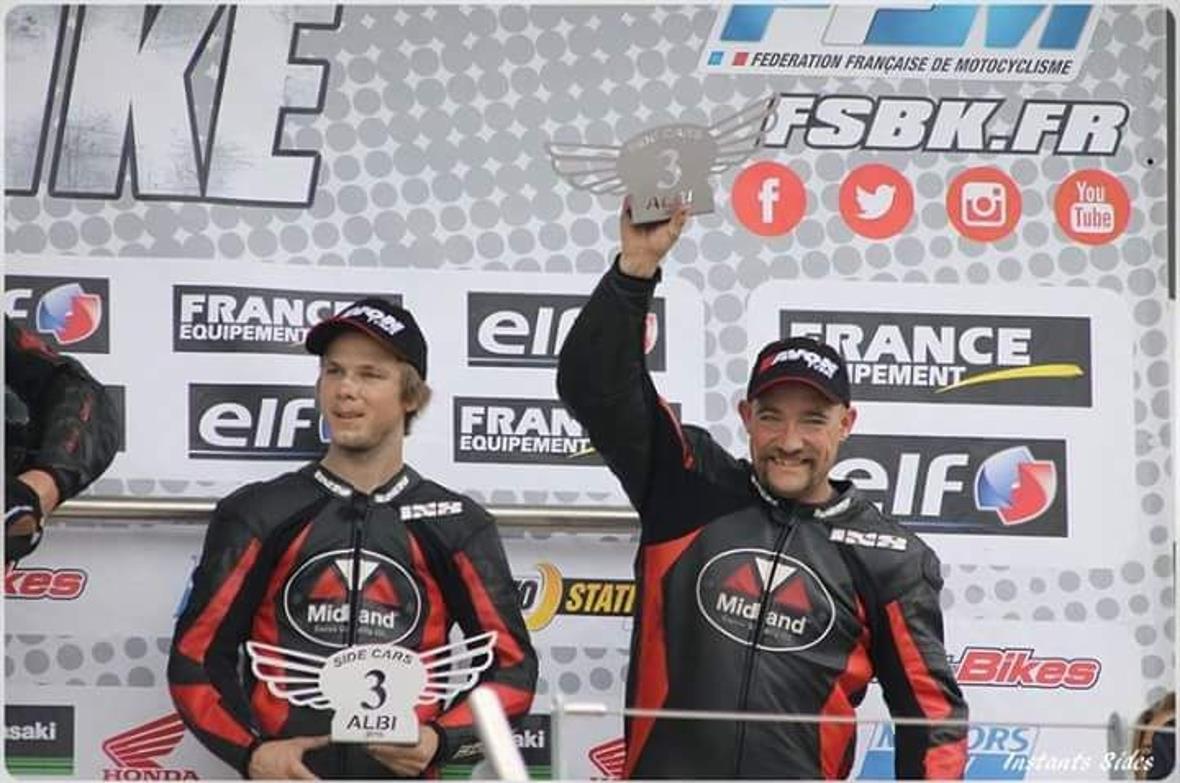 Verdienter Pokal für beherzten Renneinsatz: Lukas Wyssen und Olivier Chabloz fuhren in Albi zweimal aufs Podest und belegten im Schlussklassement der französischen Meisterschaft den ausgezeichneten dritten Rang.