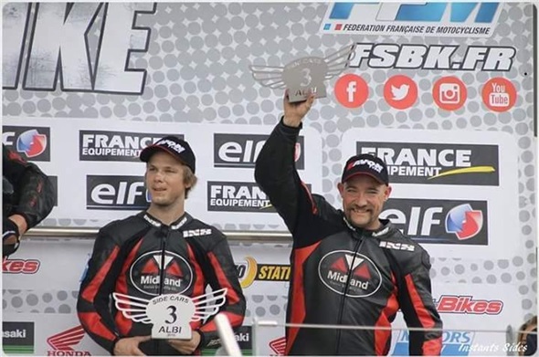 Verdienter Pokal für beherzten Renneinsatz: Lukas Wyssen und Olivier Chabloz fuhren in Albi zweimal aufs Podest und belegten im Schlussklassement der französischen Meisterschaft den ausgezeichneten dritten Rang.