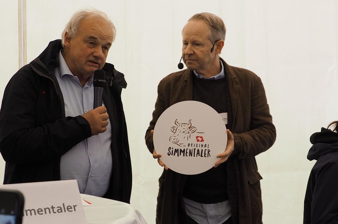Vereinspräsident Christian Wanner erläutert die Vorteile der Original Simmentale...