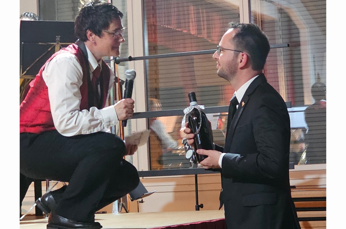 Vereinspräsidentin Christine Reber und der zukünftige Dirigent der MG Wimmis, Ma...