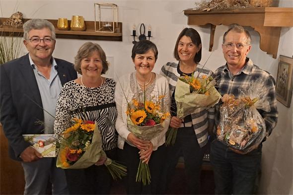 Vergangenheit – Gegenwart – Zukunft des Präsidiums vom Kiwanisclub Lenk-Simmental und gleichzeitig Dank für ein grossartiges Engagement: Luzius Heil (neuer Präsident), Silvia Schneider (abtretende Sozialchefin), Christine Pfander (abtretende Präsidentin), Regula Meier (neue Sozialchefin und Präsidentin elect) sowie Urs Schmid (abtretender Präsident past).